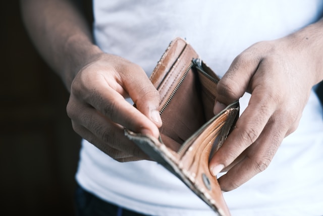 Which Planetary Doshas Cause Financial Struggles and How Can They Be Fixed?